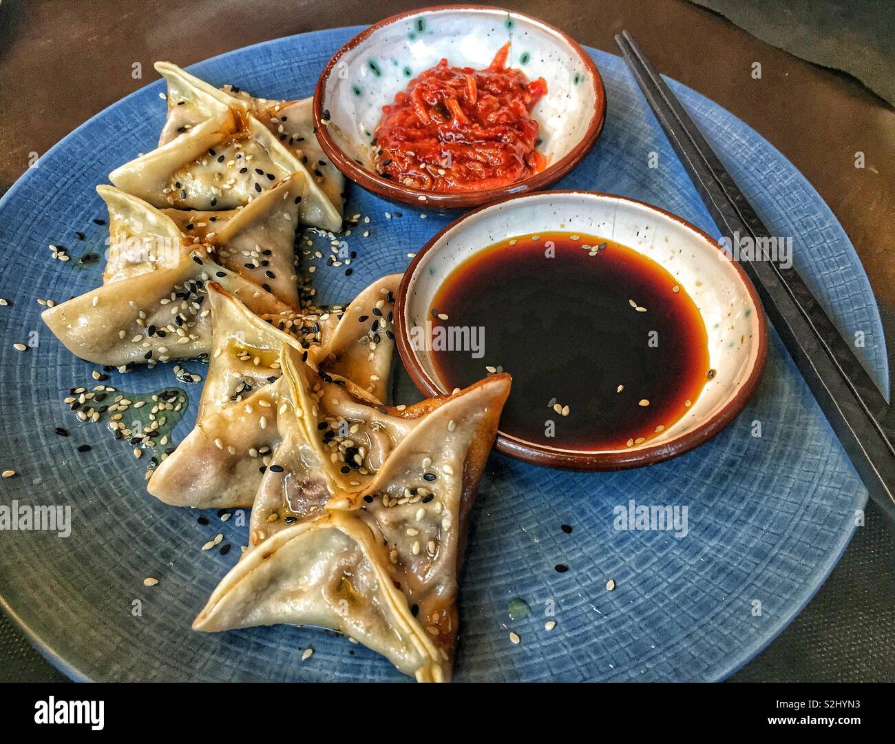 Chinesische Knödel serviert mit Soja souse und Chili Stockfoto