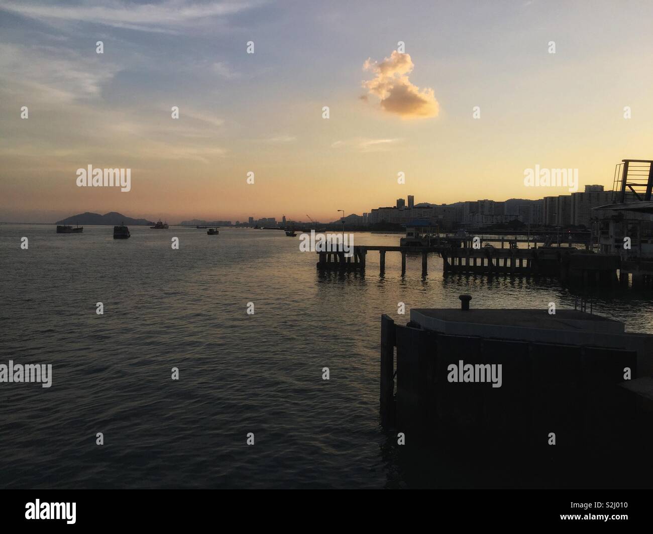 Eine goldene Stunde Blick auf Penang Island Ferry Port. - Smartphone-aufgenommenes Stockfoto