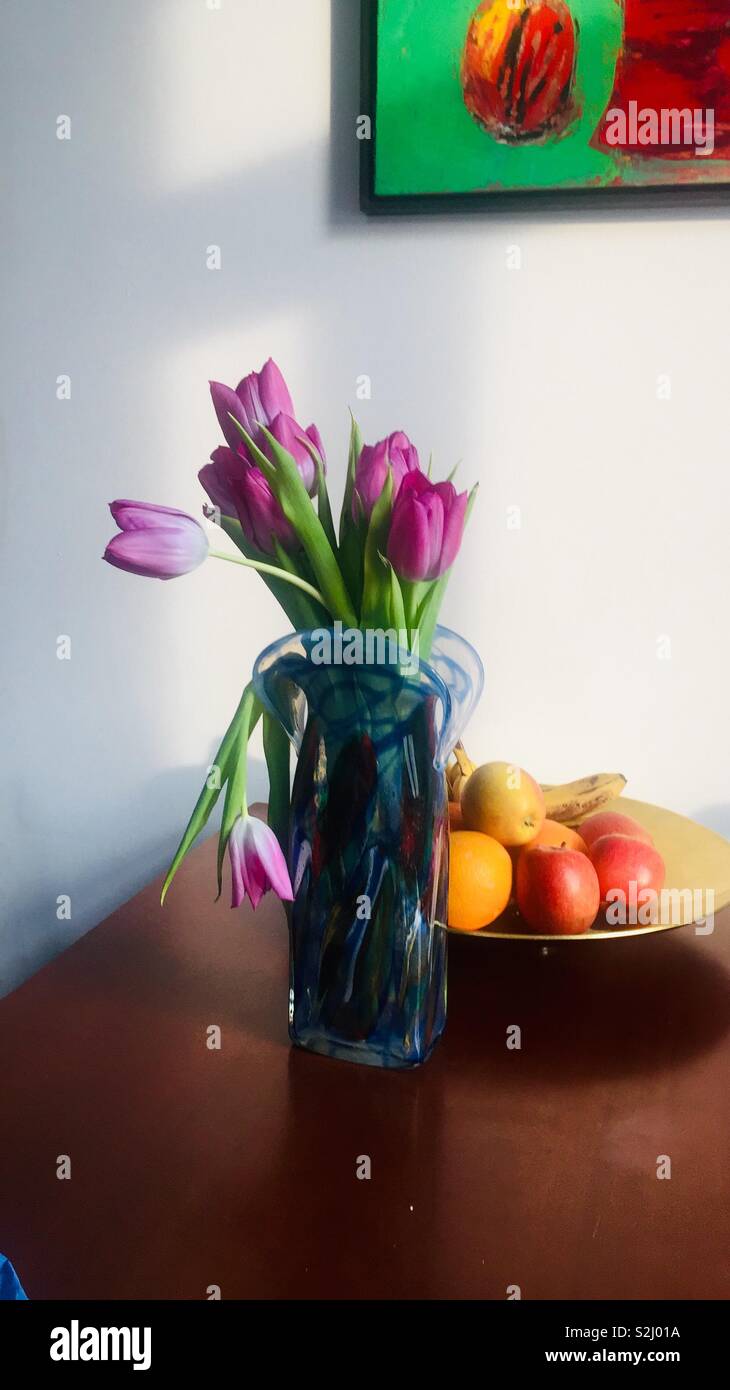 Lila Tulpen und Obst still life - Smartphone-aufgenommenes Stockfoto