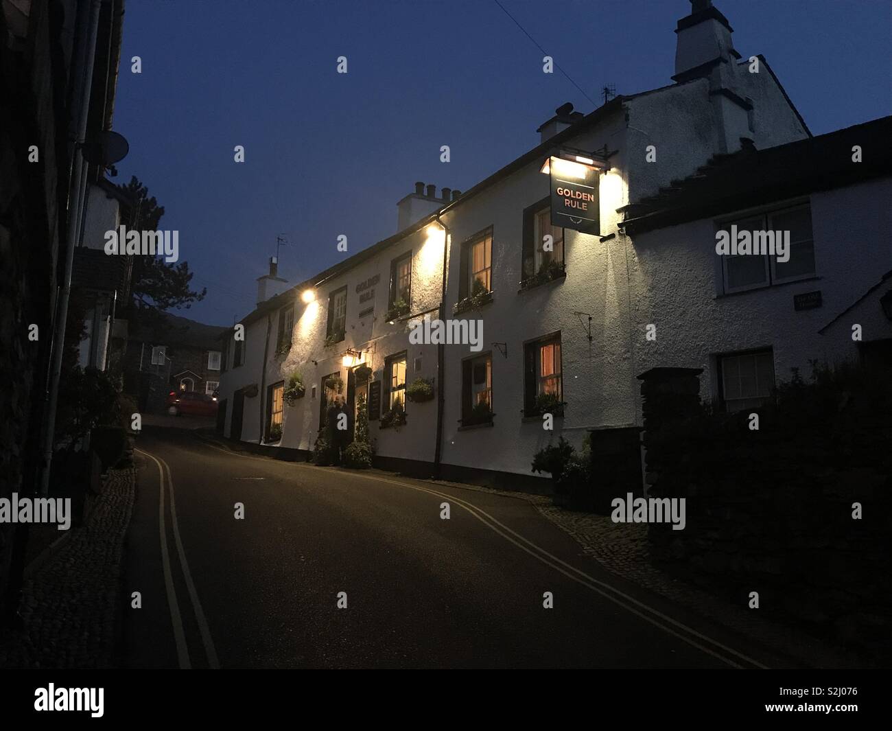 Die goldene Regel Public House in Ambleside, Cumbria bei Nacht. Stockfoto