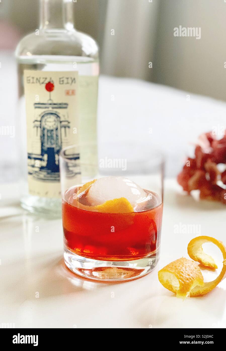 Blutorange Holunderblüten Gin Cocktail Stockfoto