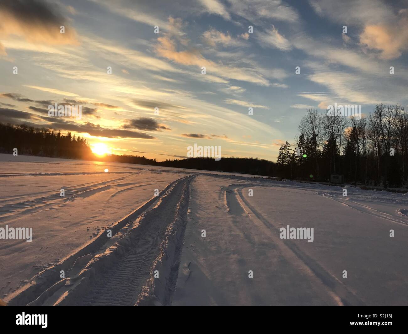 Auf Jacks See weit nördlich von Toronto. Schönen Sonnenuntergang während Snowmobiling Stockfoto