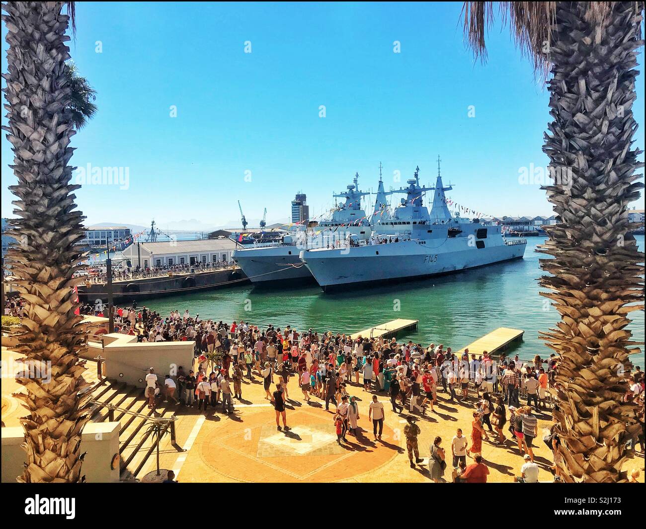 Südafrikanische Marine Fregatten an der V&A Waterfront verankert. Stockfoto