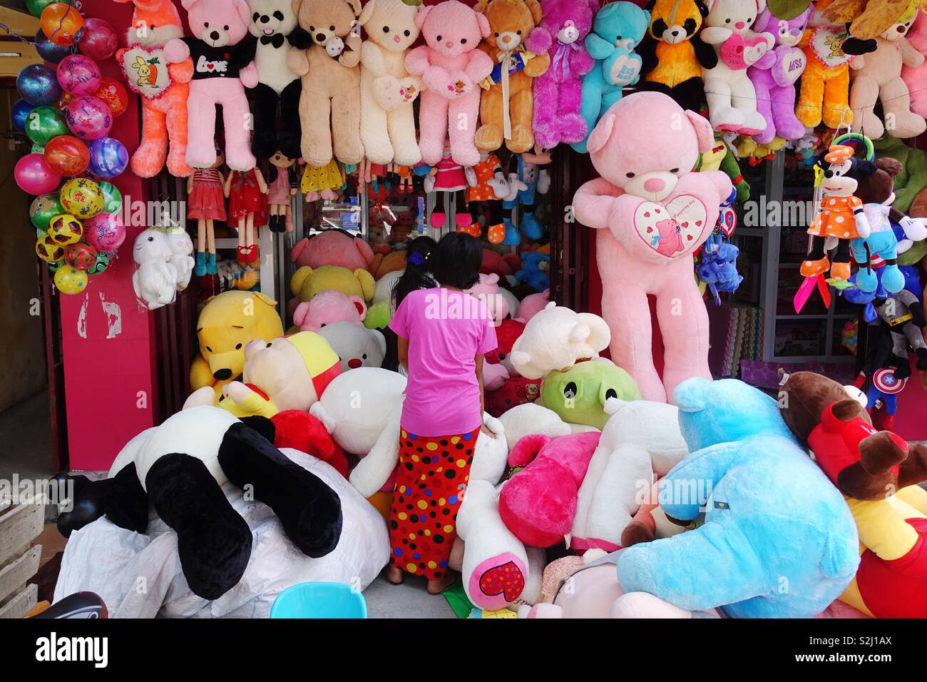 Riesige Sammlung von Stofftieren in einem Geschäft in Asien Stockfoto