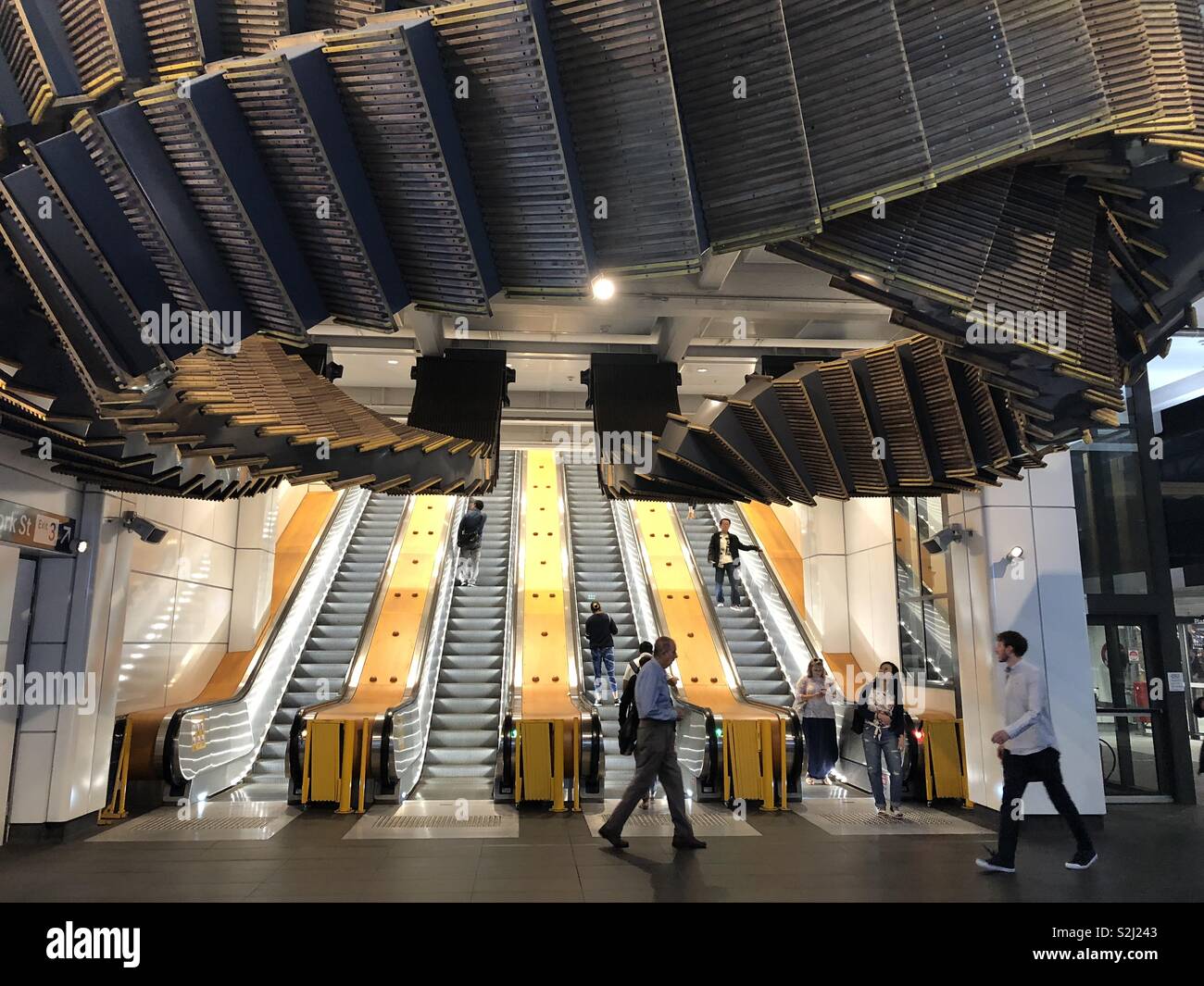 Neuen Fahrtreppen mit den alten Rolltreppe als Kunstwerk. Der Bahnhof Wynyard. Stockfoto