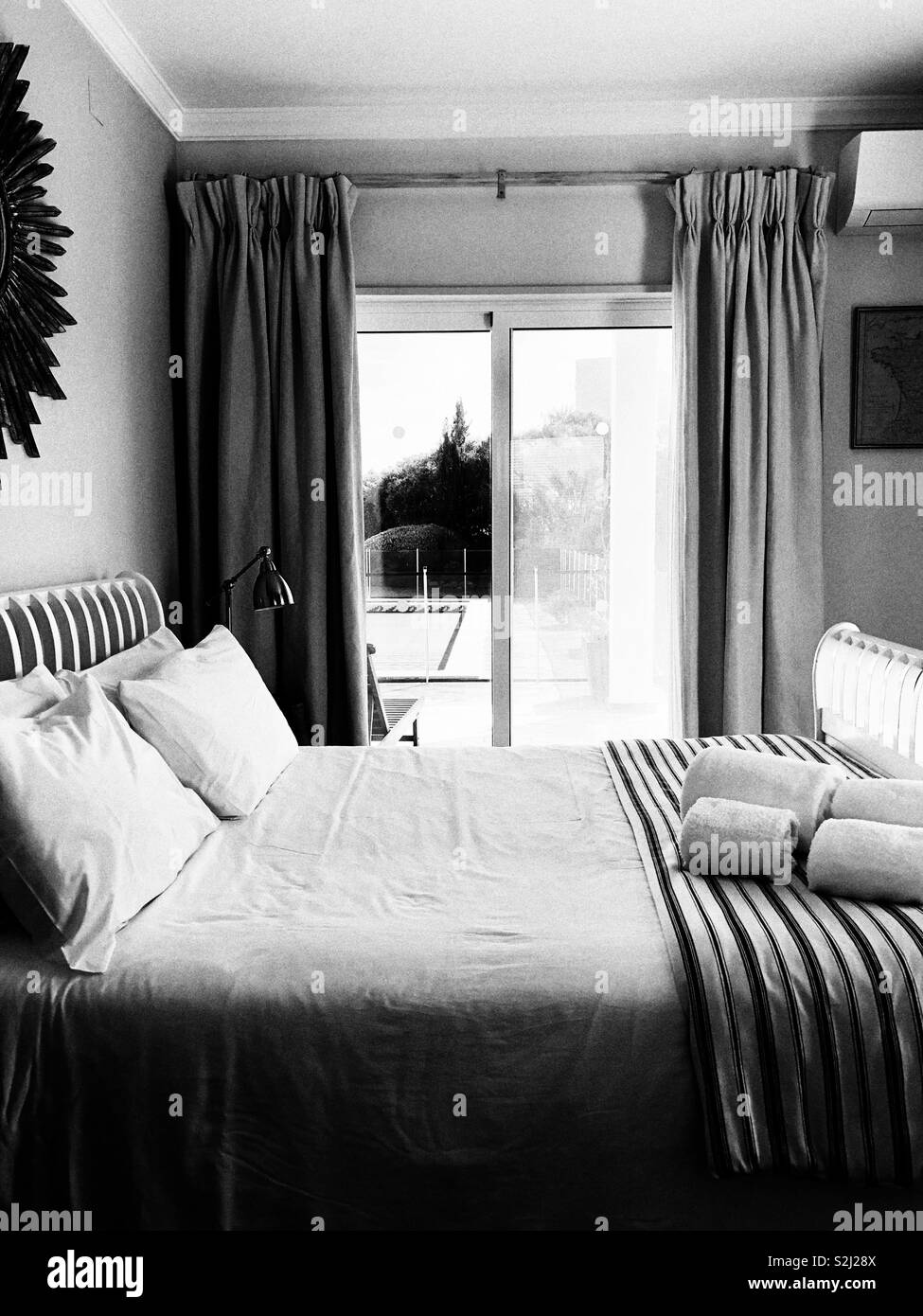 Schlafzimmer in Schwarz und Weiß Stockfoto