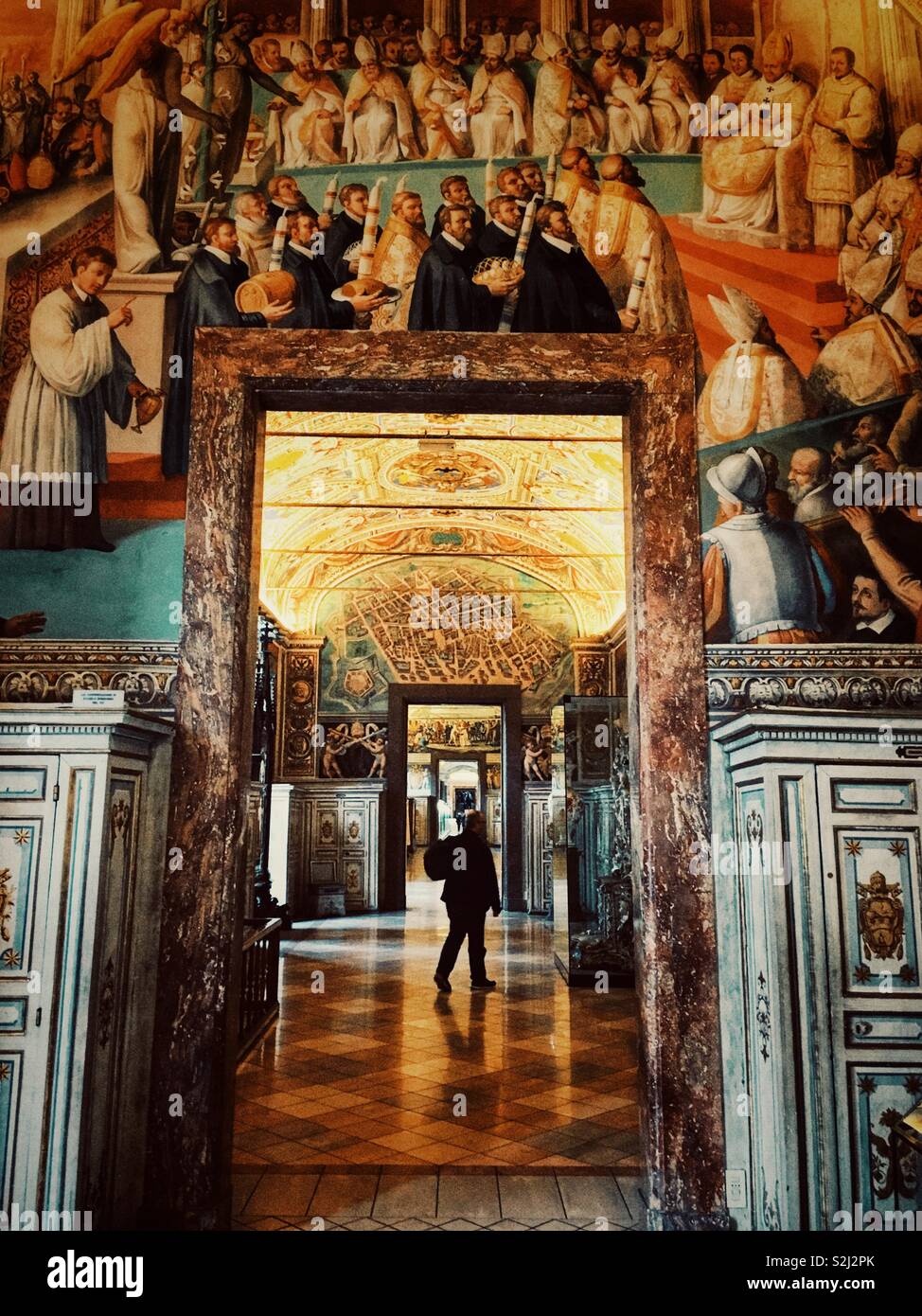 Ein Mann geht durch die Gänge der Vatikanischen Museen Stockfoto