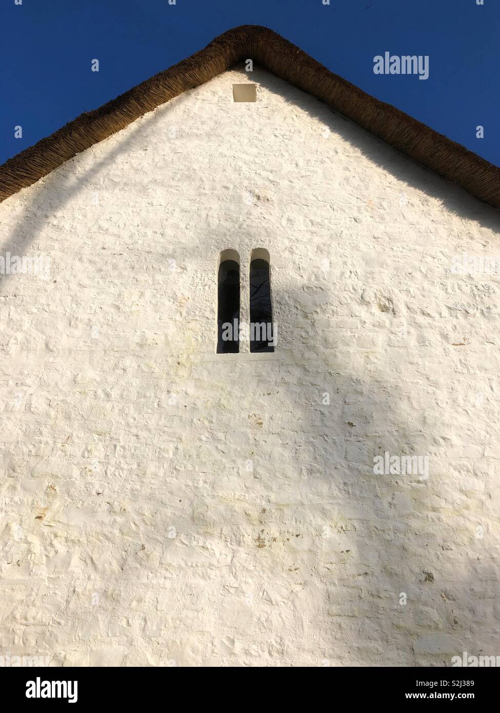 Zwei Fenster in einem alten, weiß getünchtes Gebäude im St Ffagans Museum der Walisischen Leben, Februar. Stockfoto