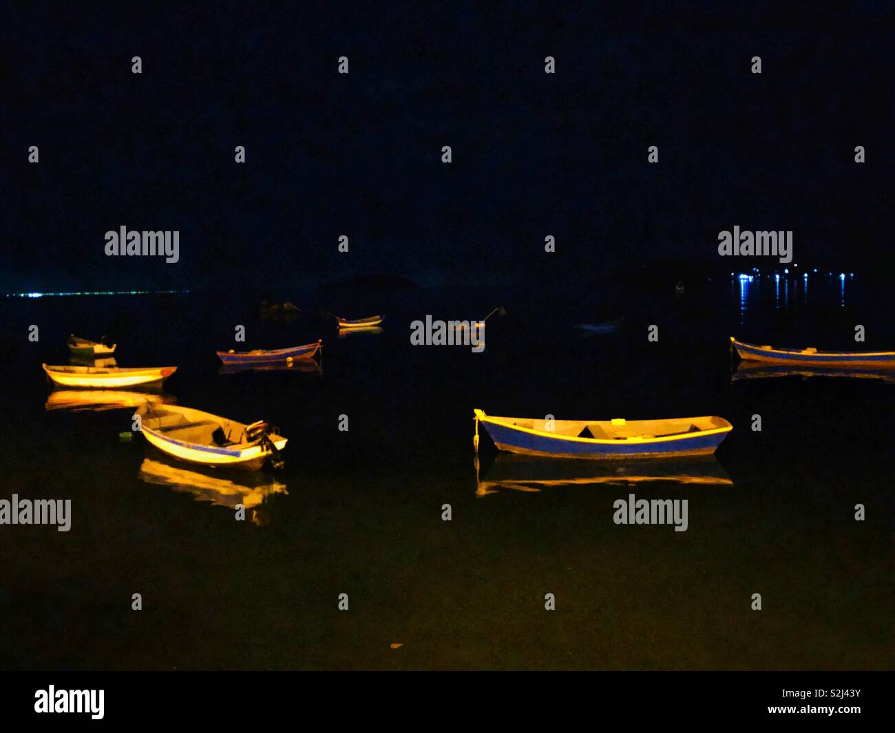 Fischerboote im Hafen bei Nacht. Stockfoto