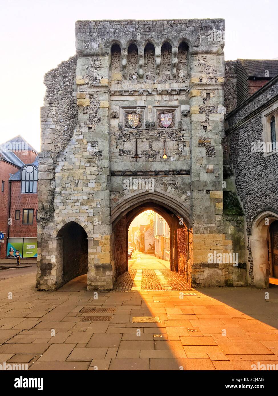 Westgate Winchester eine historische Festungsstadt gateway Teil der ursprünglichen Stadtmauer. Das Gebäude ist jetzt ein Museum. Winchester, Hampshire, England, Vereinigtes Königreich. Stockfoto