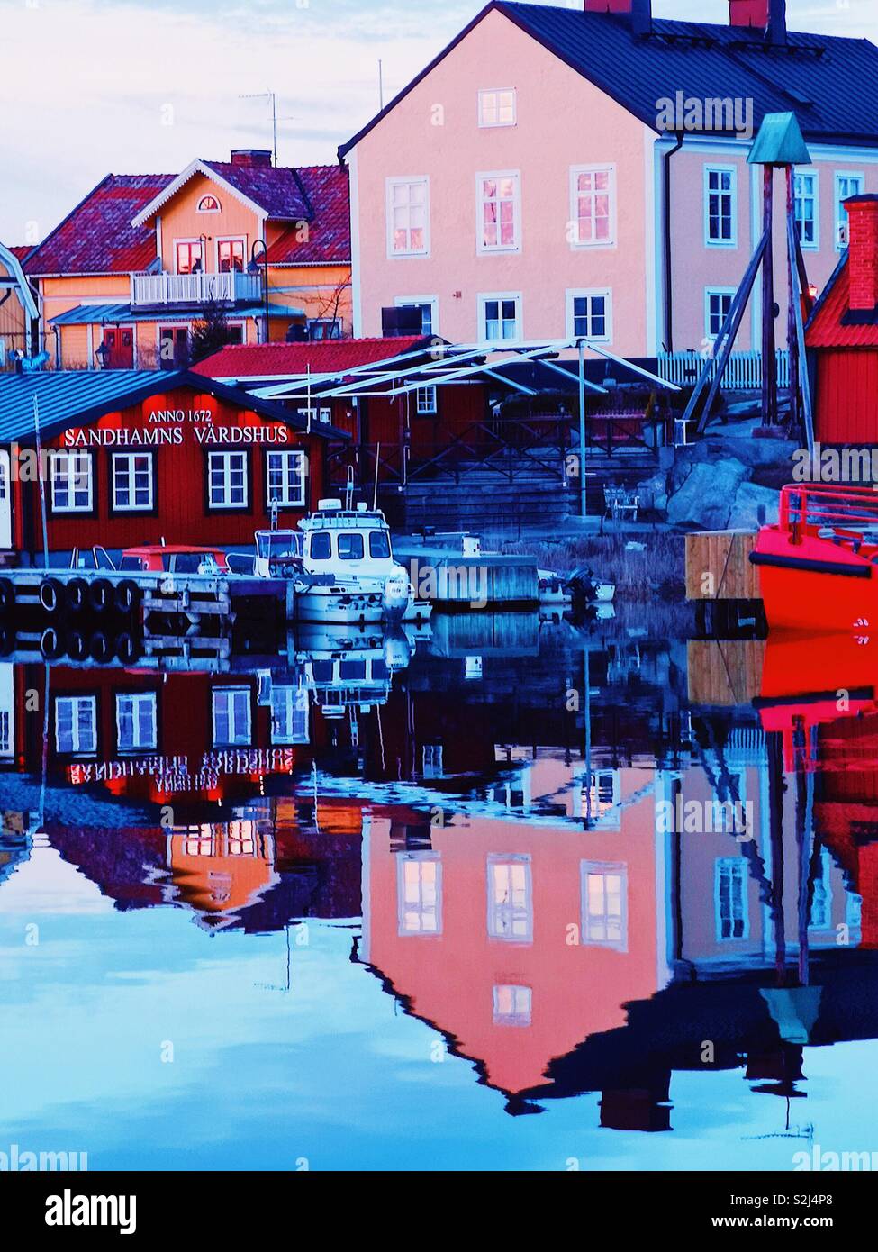 Dämmerung Reflexionen Sandhamn Hafen, Stockholmer Schären, Schweden, Skandinavien. Insel in den äußeren Schären beliebt für Segeln und Yachting seit dem 19. Jahrhundert Stockfoto