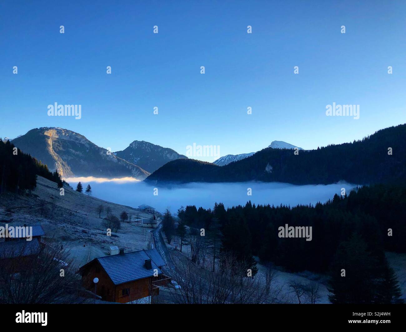 Bis über den Nebel in den Alpen Stockfoto