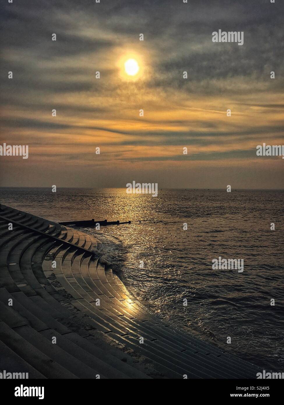 High Tide gegen Sea Wall an Cleveleys in Lancashire Stockfoto