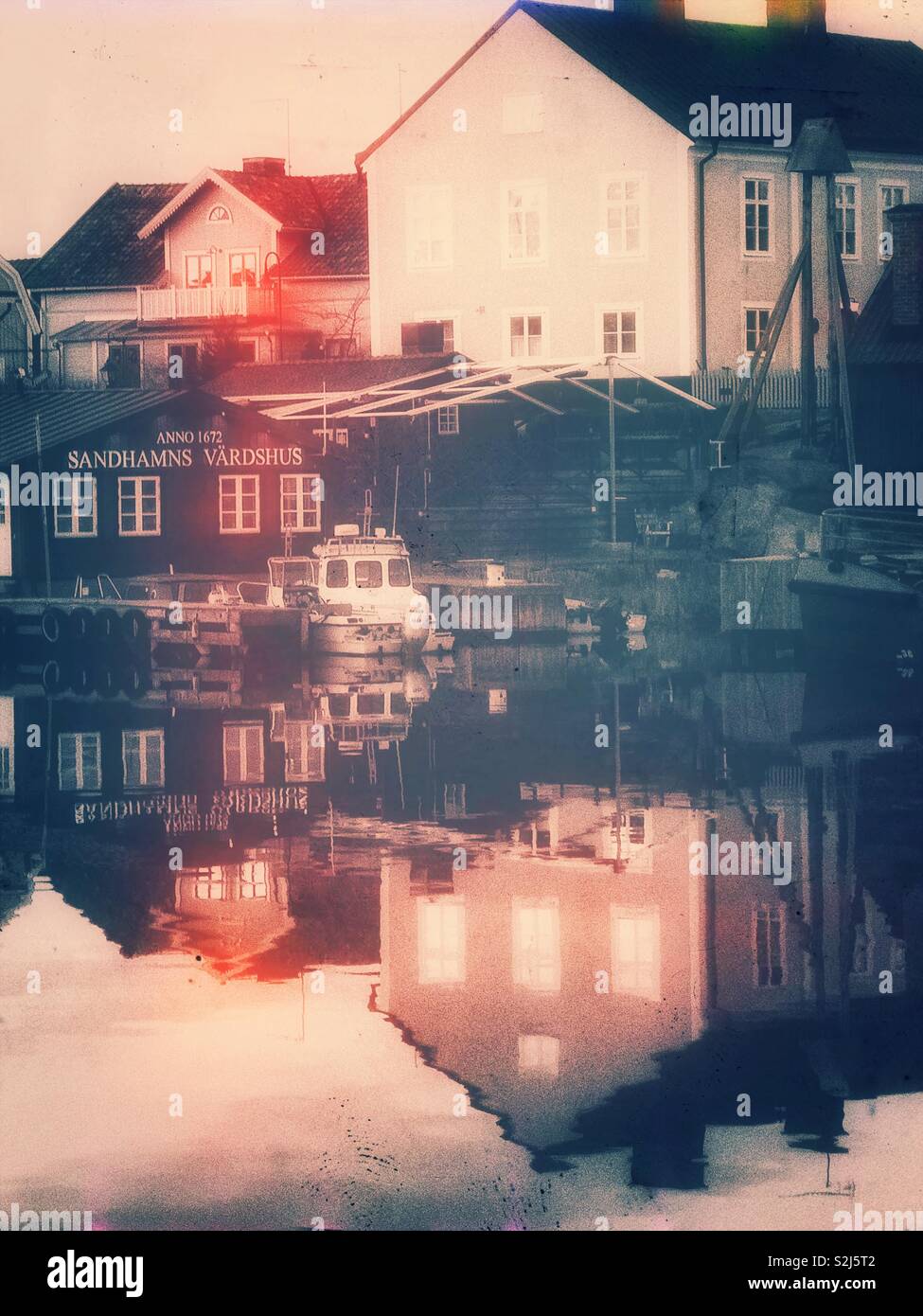 Hafen Sandhamn Dämmerung Reflexion, Stockholmer Schären, Schweden, Skandinavien. Insel in den äußeren Schären beliebt für Segeln und Yachting seit dem 19. Jahrhundert Stockfoto