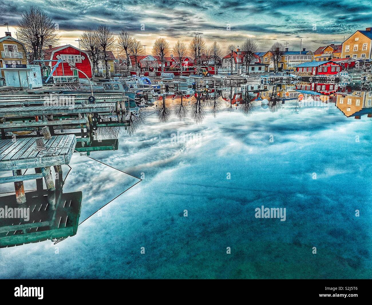 Hafen Sandhamn Dämmerung Reflexion, Sandhamn, Stockholmer Schären, Schweden, Skandinavien. Insel in den äußeren Schären beliebt für Segeln und Yachting seit dem 19. Jahrhundert - Smartphone-aufgenommenes Stockfoto