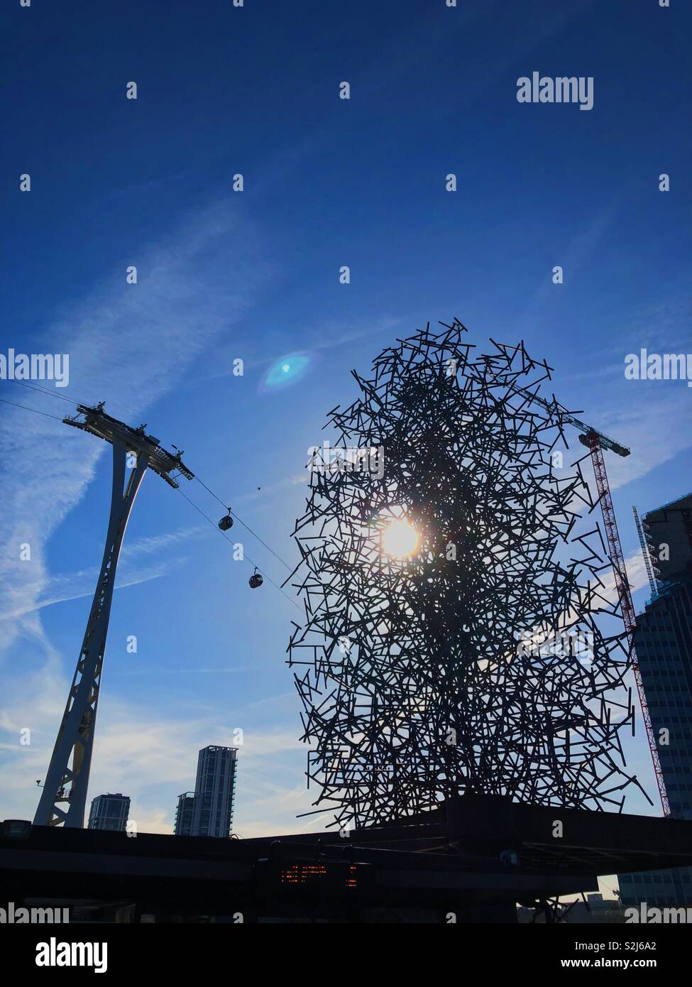 Quantum Cloud Skulptur von Antony Gormley mit der Emirates Air Line Seilbahn im Hintergrund. Greenwich, London an der Themse und der O2 Arena. Stockfoto