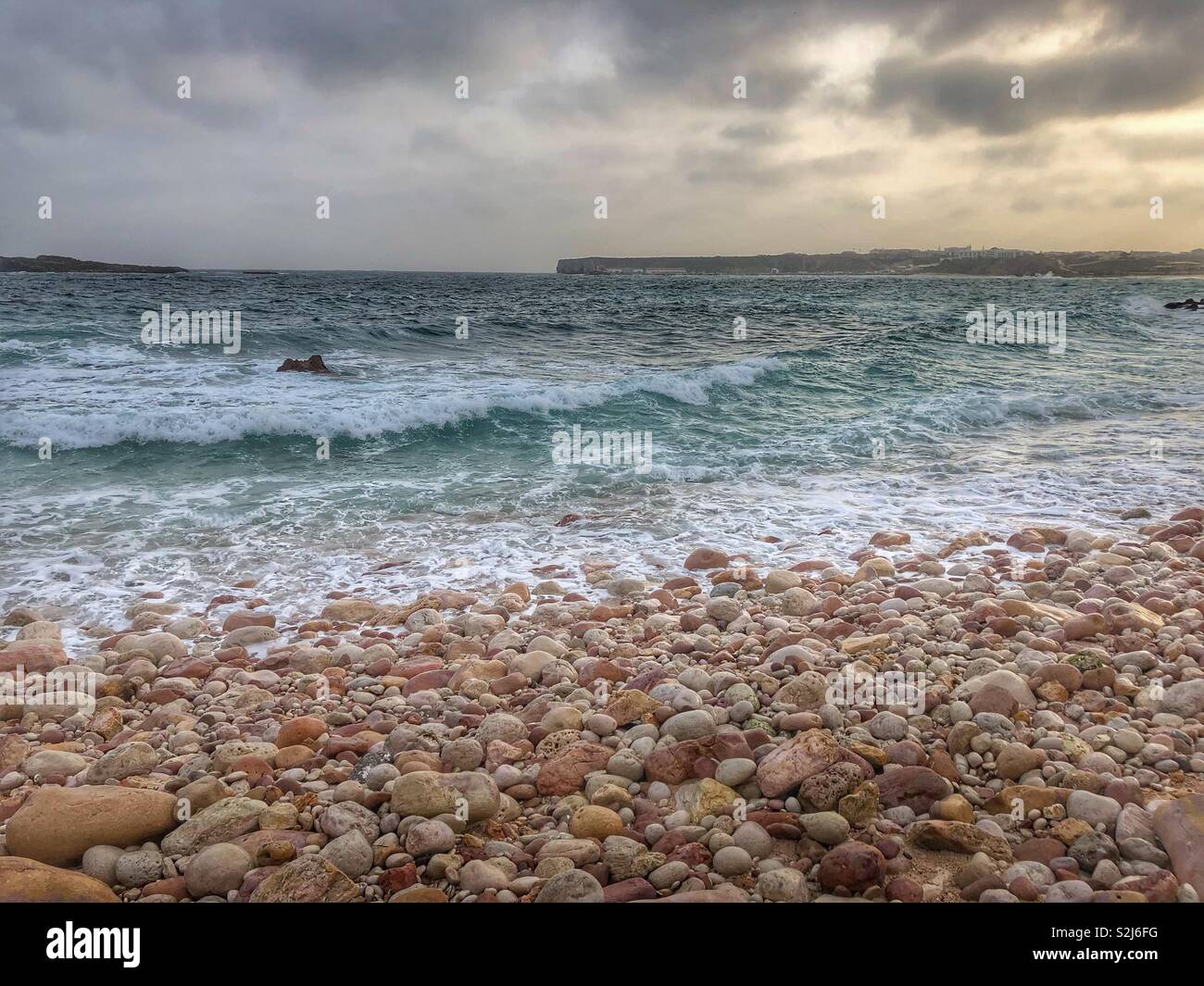 Wellen in Pebble Beach in Portugal brechen - Smartphone-aufgenommenes Stockfoto