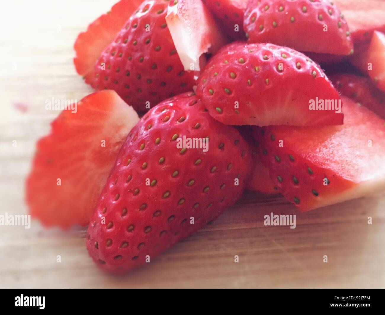 Erdbeere und Erdbeeren in der Sonne. Einfaches Foto eines roten Beerenfrucht. Lecker zu essen oder Zucker oder mit Eis getaucht. Sommer Obst. Lokal abgeholt - Smartphone-aufgenommenes Stockfoto