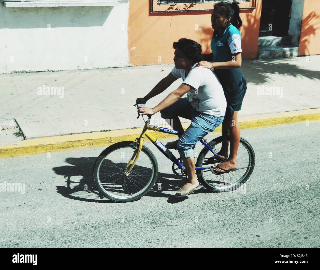 Maya Kinder auf dem Fahrrad in Mexiko Stockfoto