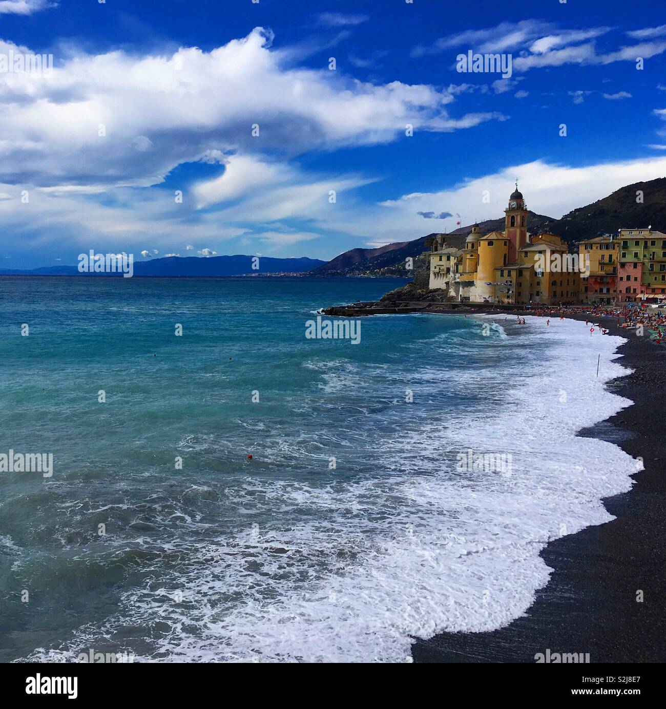 Schöne Aussicht auf den Strand und die Küste in Camogli, Italien. Foto in Camogli, Italien am 2. September, 2017 Stockfoto