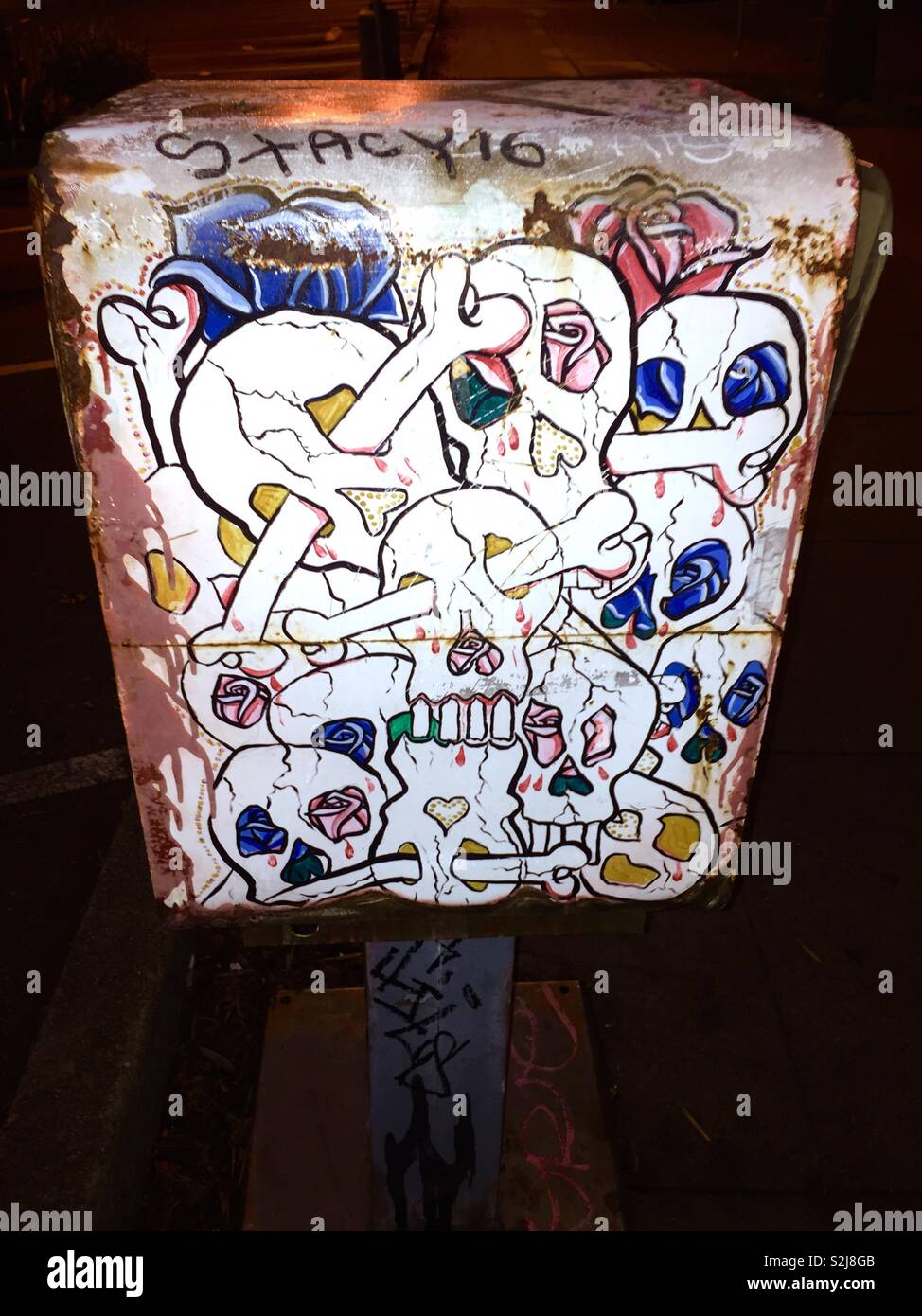 Street Art am Kiosk, Berkeley, Kalifornien, USA - Smartphone-aufgenommenes Stockfoto