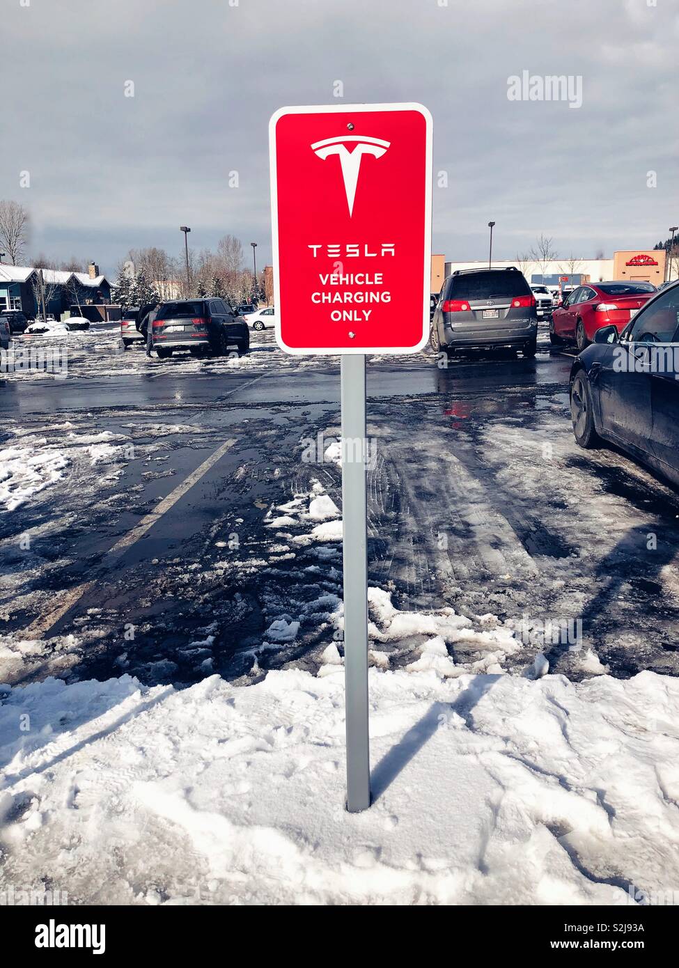 Tesla Ladestation Schild am Parkplatz in Seattle suburbia Stockfoto