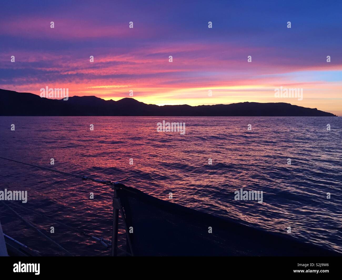 Segeln von Santa Catalina Island nach San Diego. Sonnenaufgang über Point Loma. Stockfoto