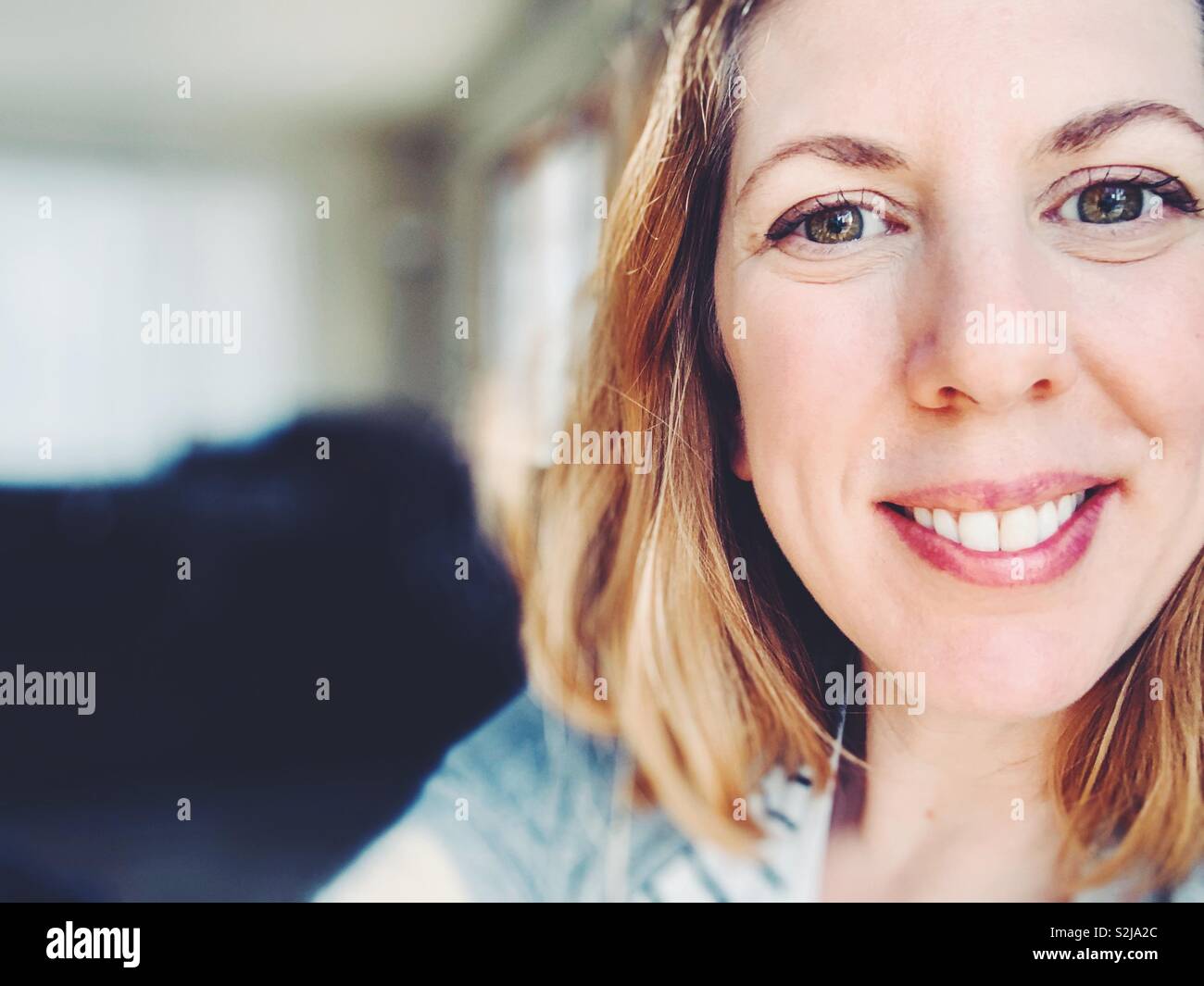 Lächelnde Frau close up - Smartphone-aufgenommenes Stockfoto