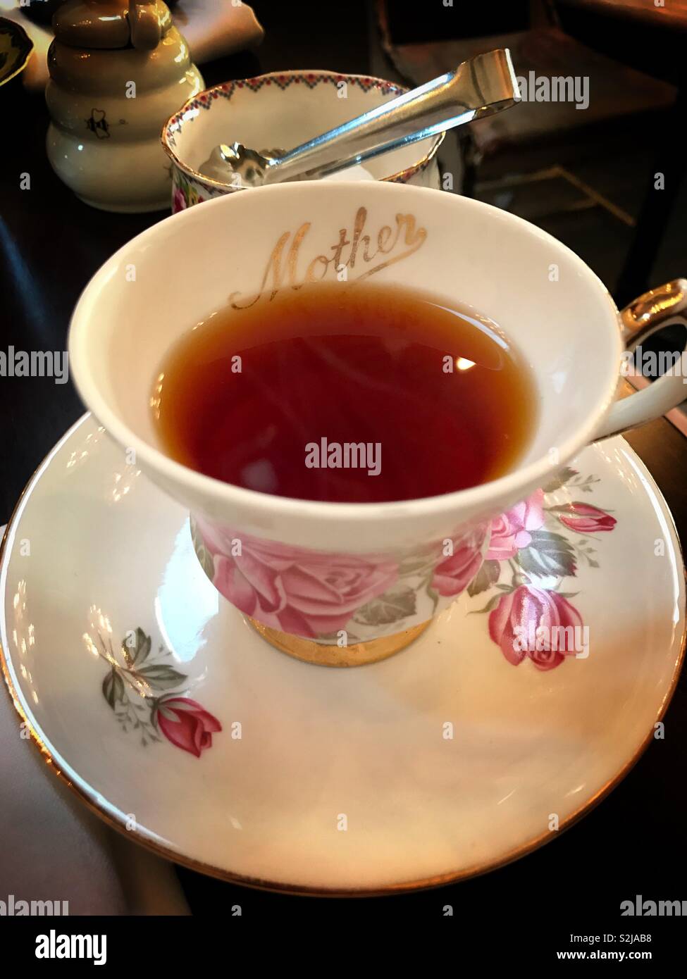 Mit zarten Blumenmustern Kaffee Tasse und Untertasse mit Mutter darauf geschrieben. Tasse Tee. Stockfoto