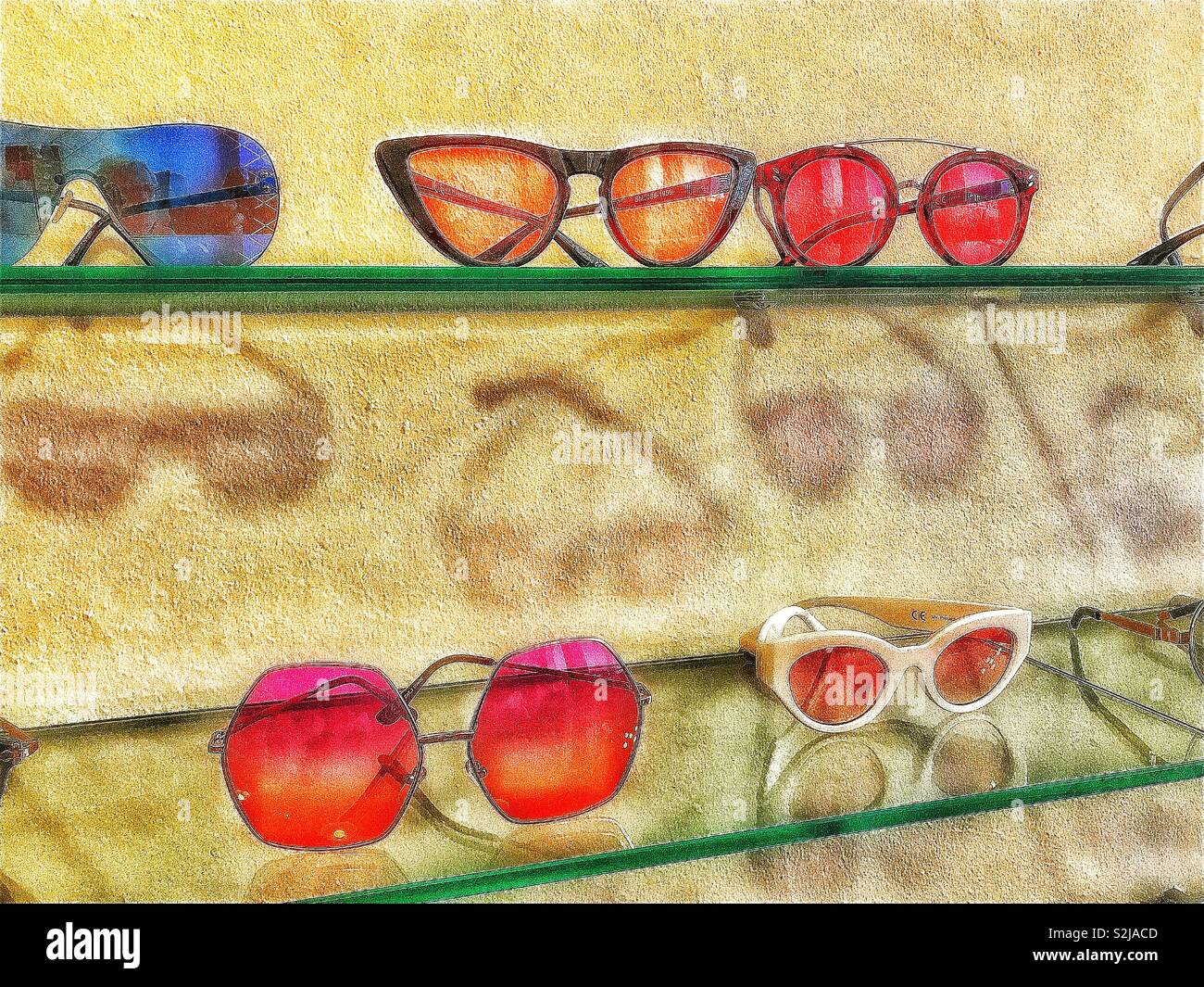 Modische Sonnenbrillen in verschiedenen Farben auf Glas Vitrinen im Shop angezeigt. Stockfoto