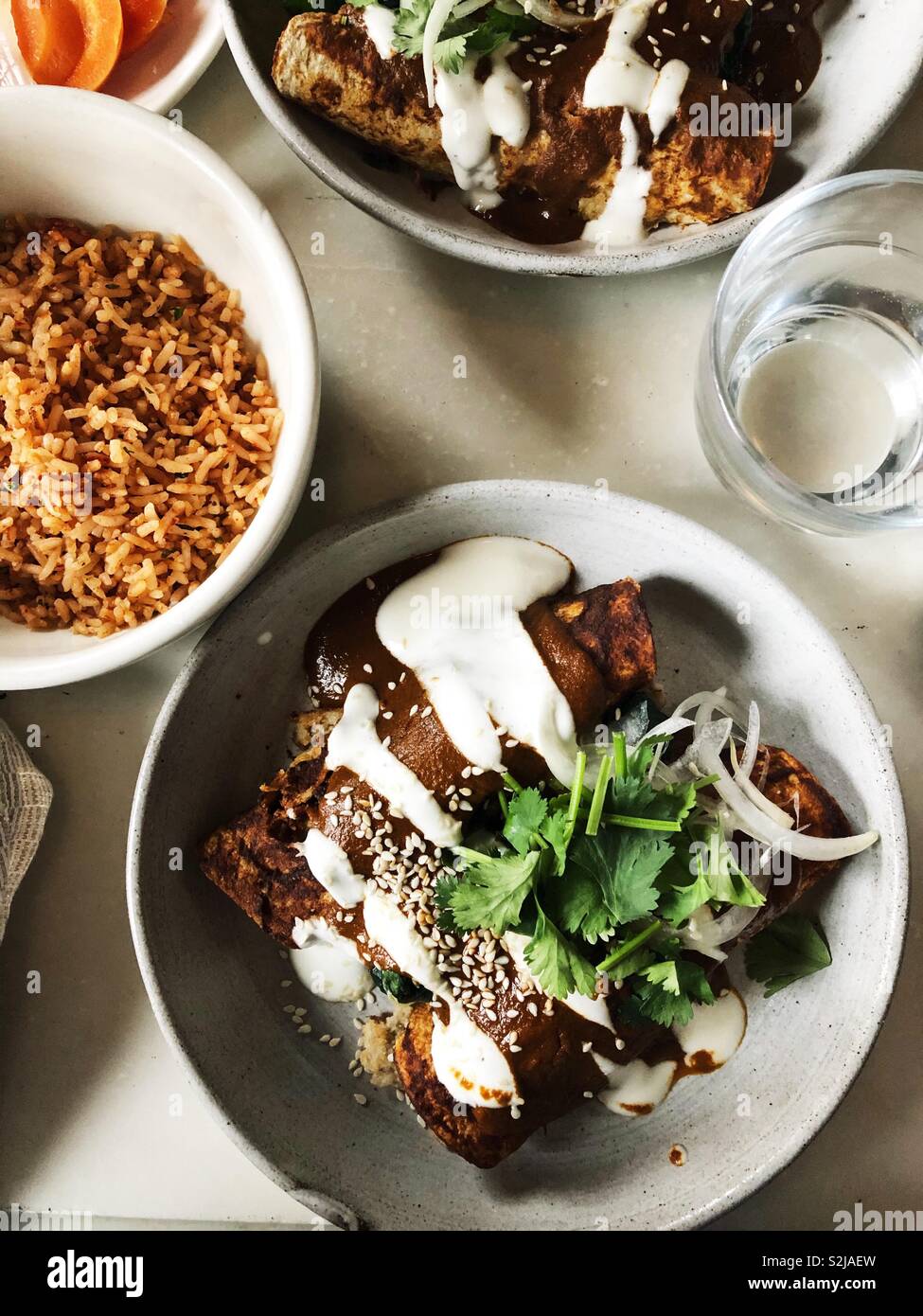 Enchiladas mit Mole Poblano und Reis Stockfoto