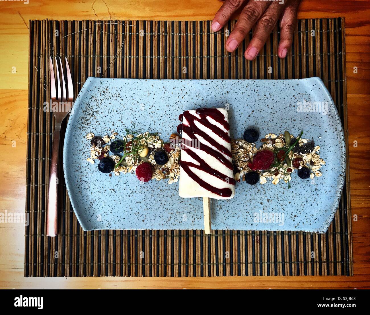 Ein Eis mit Karamell und Obst in Jaguar Yuú Restaurant in Oaxaca, Mexiko - Smartphone-aufgenommenes Stockfoto