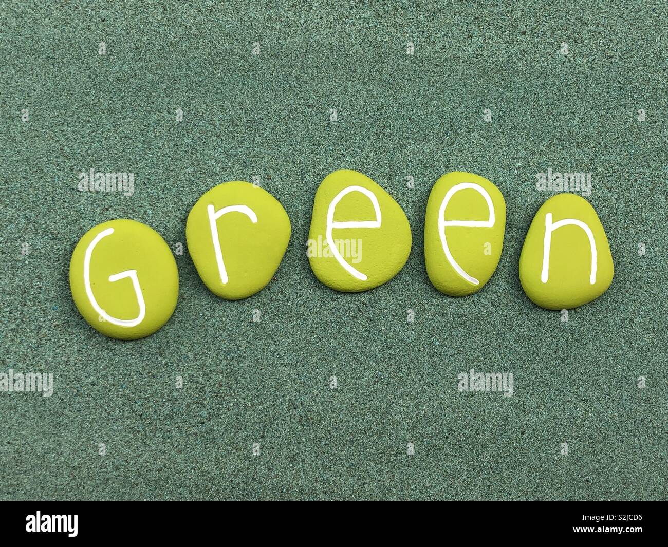 Grüner Text und Farbe auf den Steinen Stockfoto