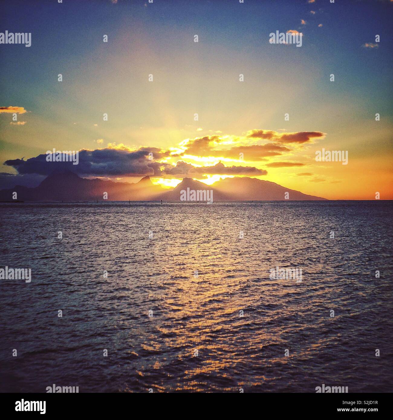 Sonnenuntergang über der Insel Moorea Stockfoto