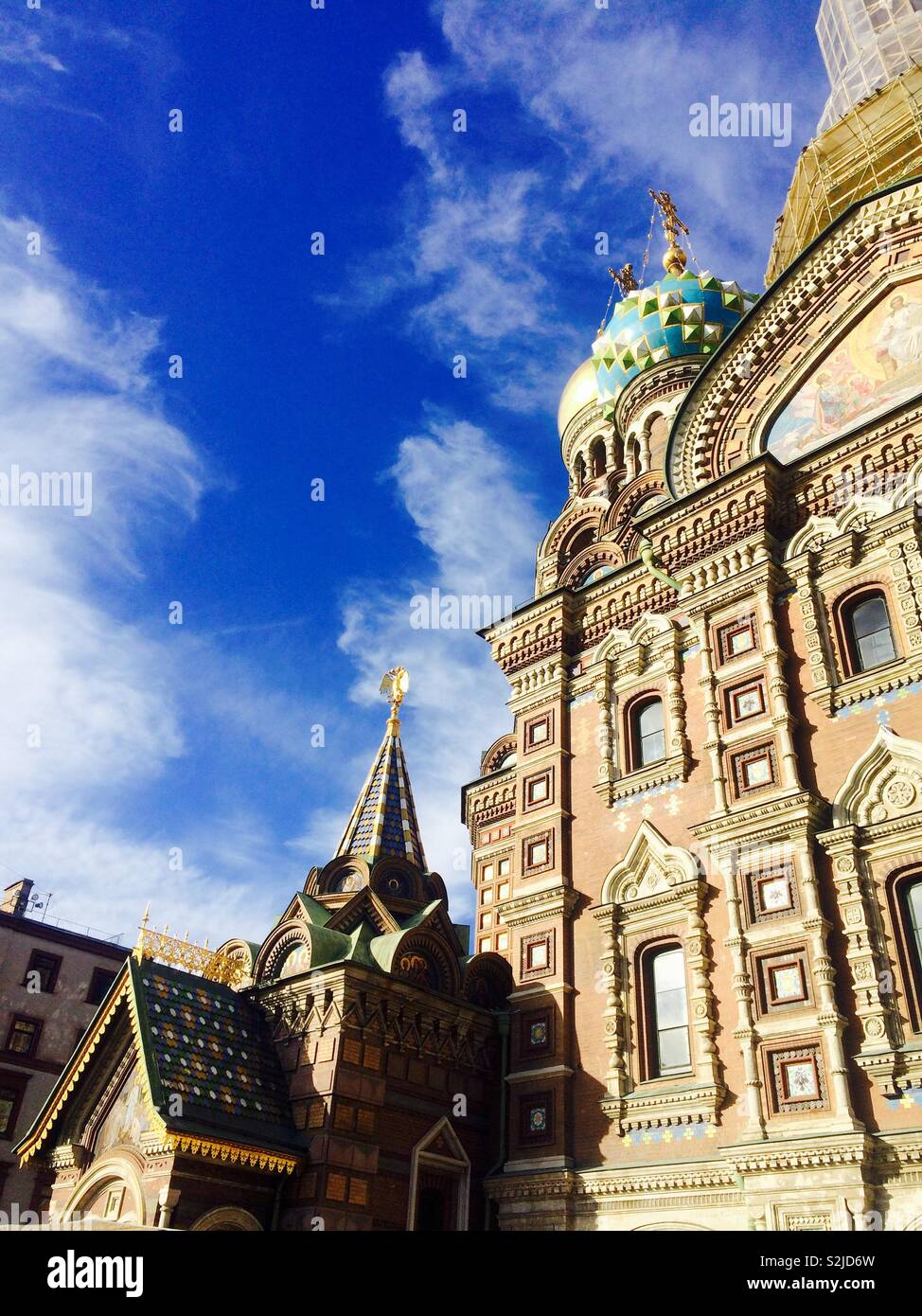 Winkel und Teil der Kirche auf den Heiland auf verschüttetem Blut in St. Petersburg in Russland Stockfoto