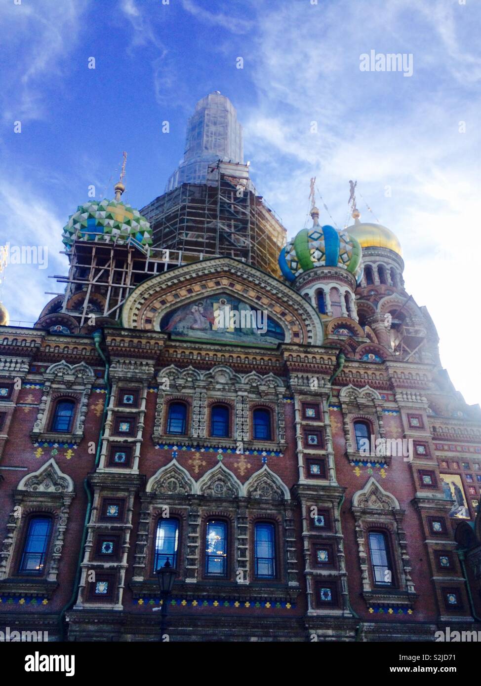 Kirche des Erlösers auf verschüttetem Blut in St. Petersburg in Russland Außenfassade gegen den blauen Himmel Stockfoto