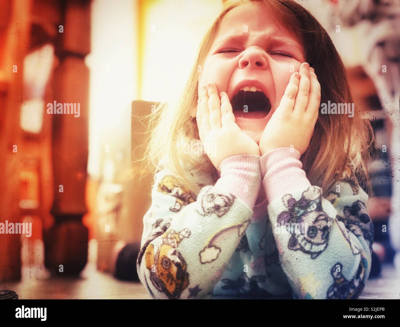Junge Mädchen weinen und schreien im Boden Stockfoto