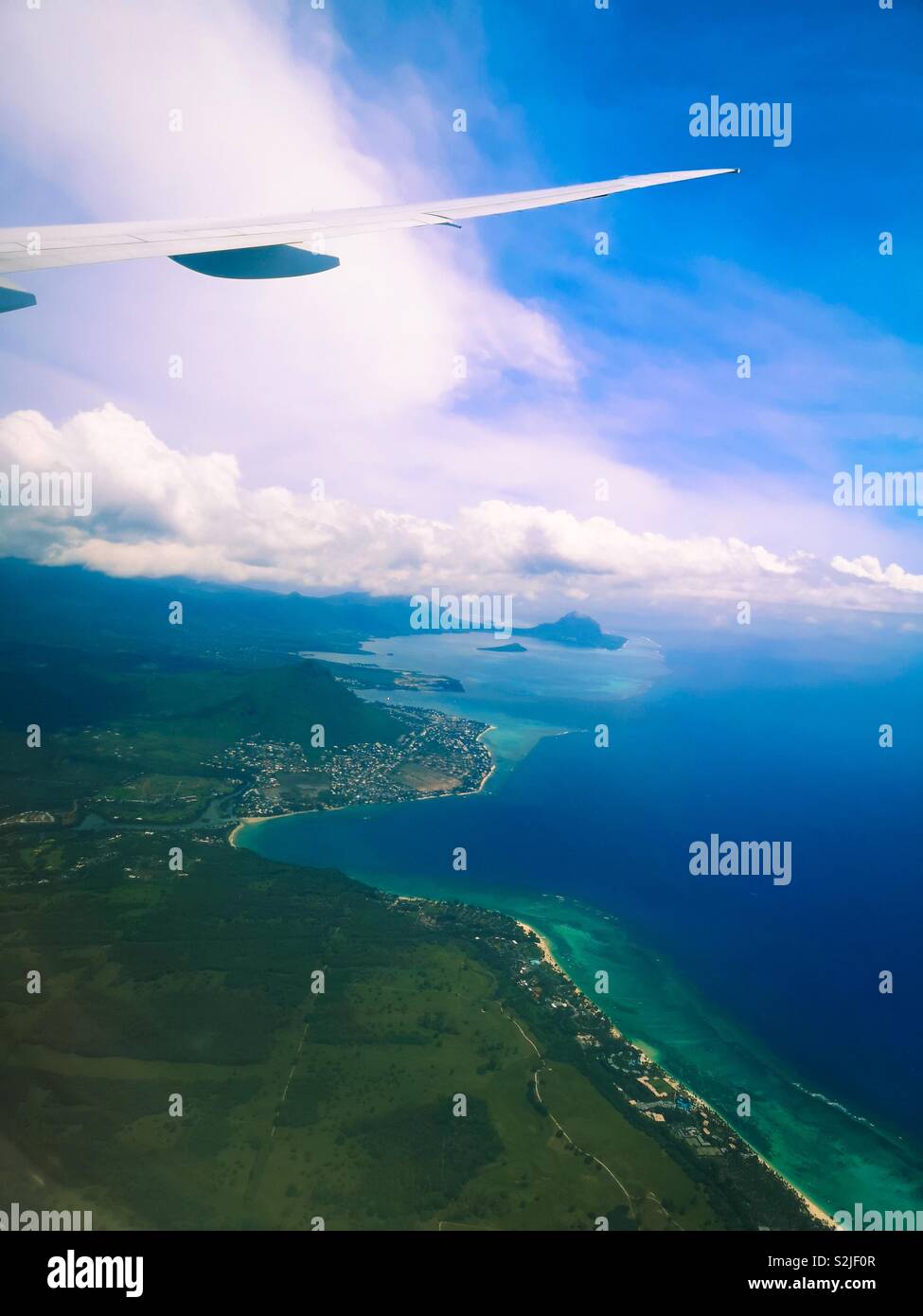 Blick auf die schöne Küste von Mauritius durch Flugzeug Fenster Stockfoto