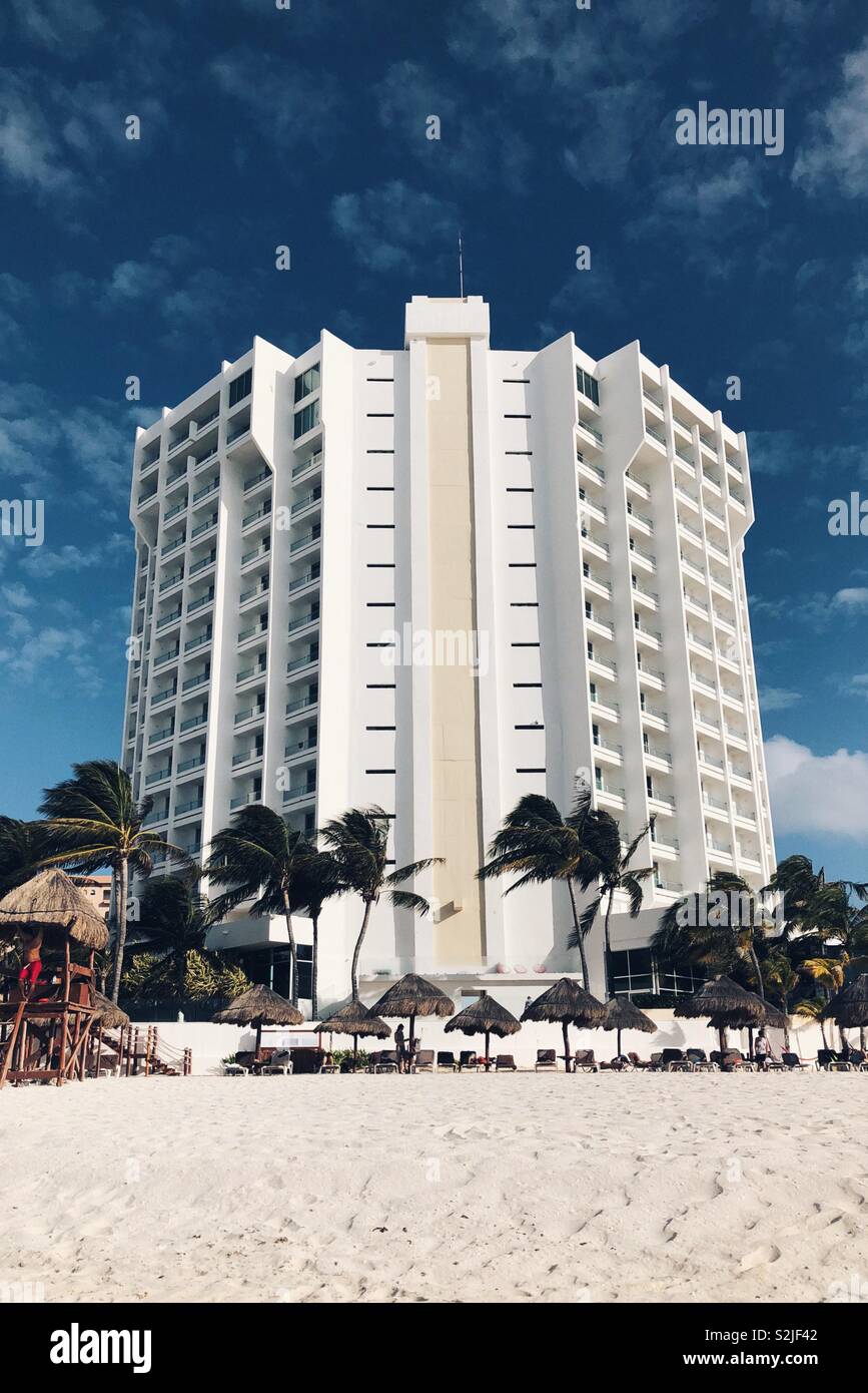 70-s Architektur Hotel am Strand in Cancun, Mexiko - Smartphone-aufgenommenes Stockfoto