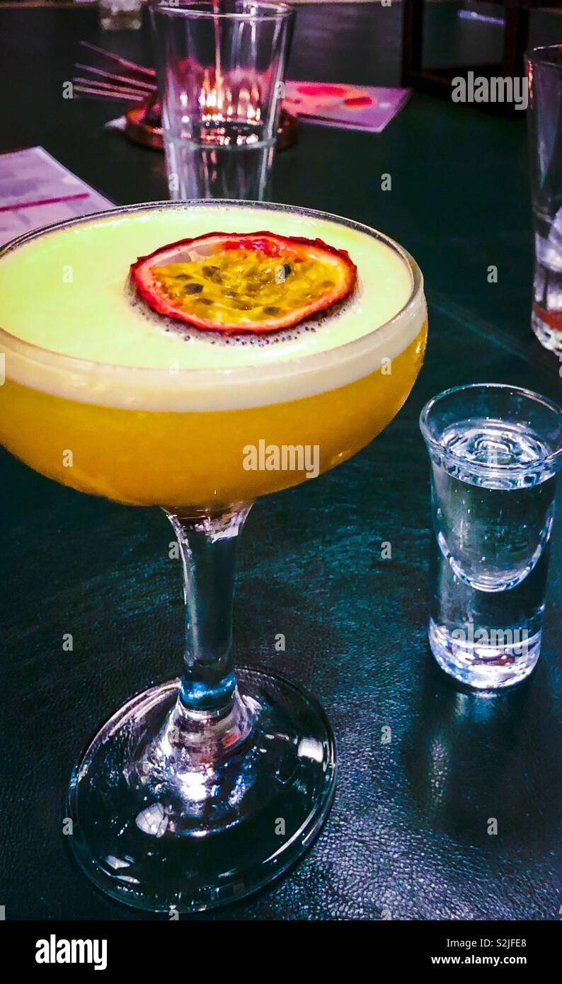 Pornstar Martini. Wodka, Maracuja pürieren, Zucker, Orangensaft und Scheibe der Passionsfrucht. Mit Prosecco Chaser serviert. Stockfoto