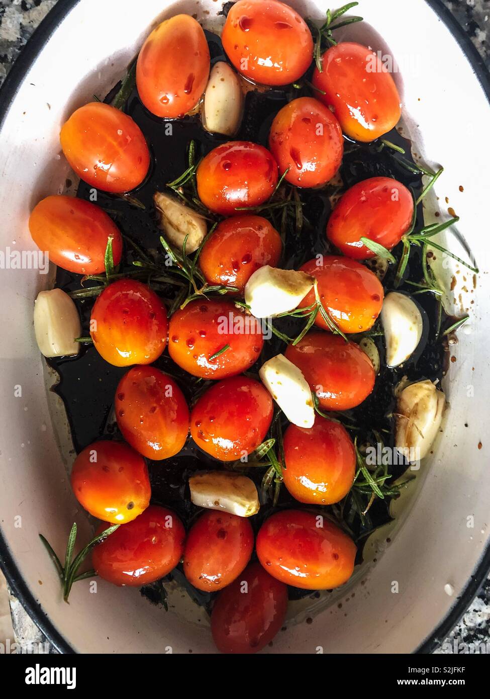 Cherry Tomaten, Knoblauch und Rosmarin - Smartphone-aufgenommenes Stockfoto
