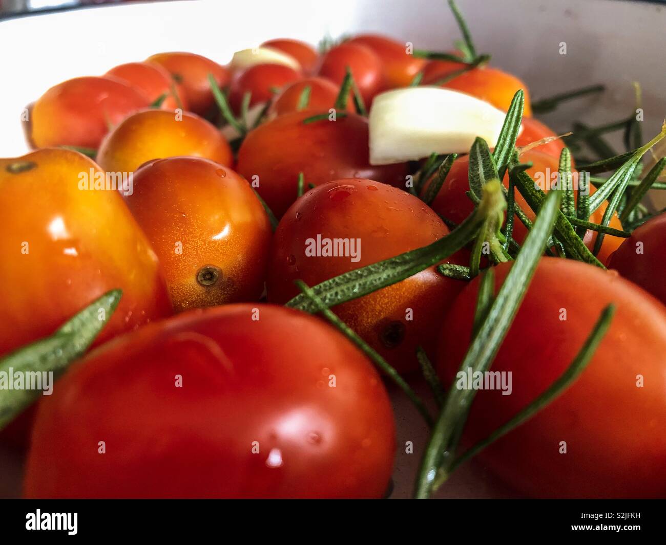 Cherry Tomaten, Knoblauch und Rosmarin - Smartphone-aufgenommenes Stockfoto