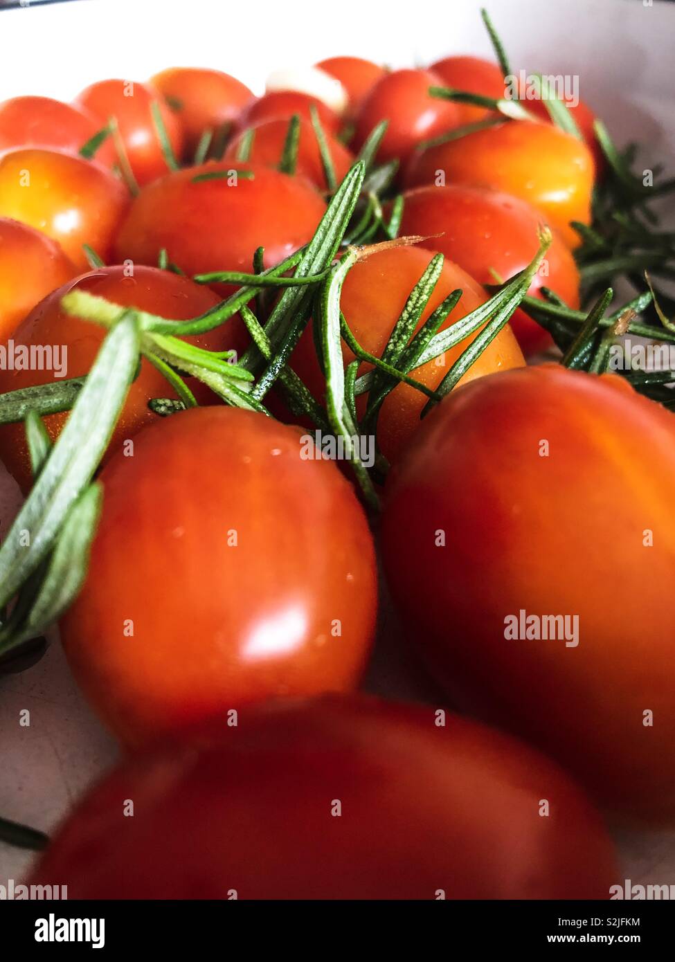 Cherry Tomaten, Knoblauch und Rosmarin - Smartphone-aufgenommenes Stockfoto