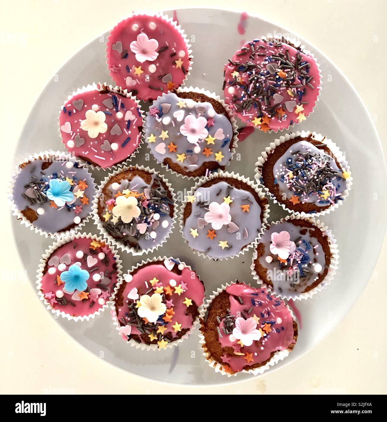 Hausgemachte cup cakes von Kindern eingerichtet Stockfoto