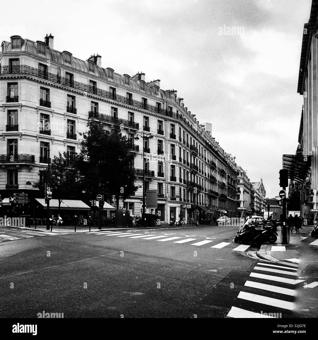 Ein Schwarz-Weiß-Ansicht einer Pariser Straßenszene - Smartphone-aufgenommenes Stockfoto