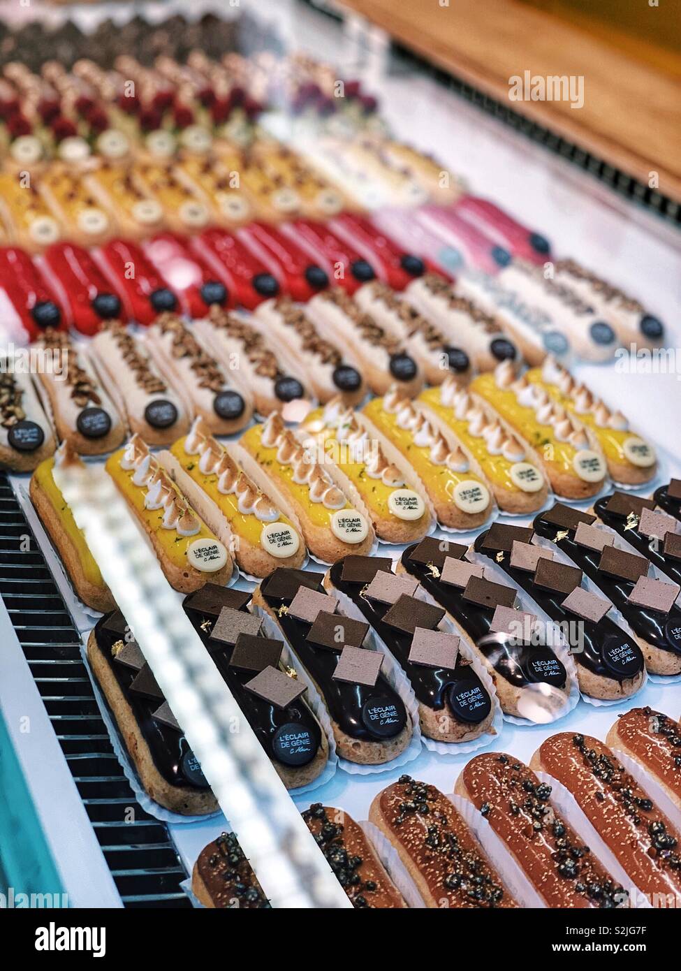 Viele eclair Gebäck in einer Bäckerei in Paris, Frankreich Stockfoto