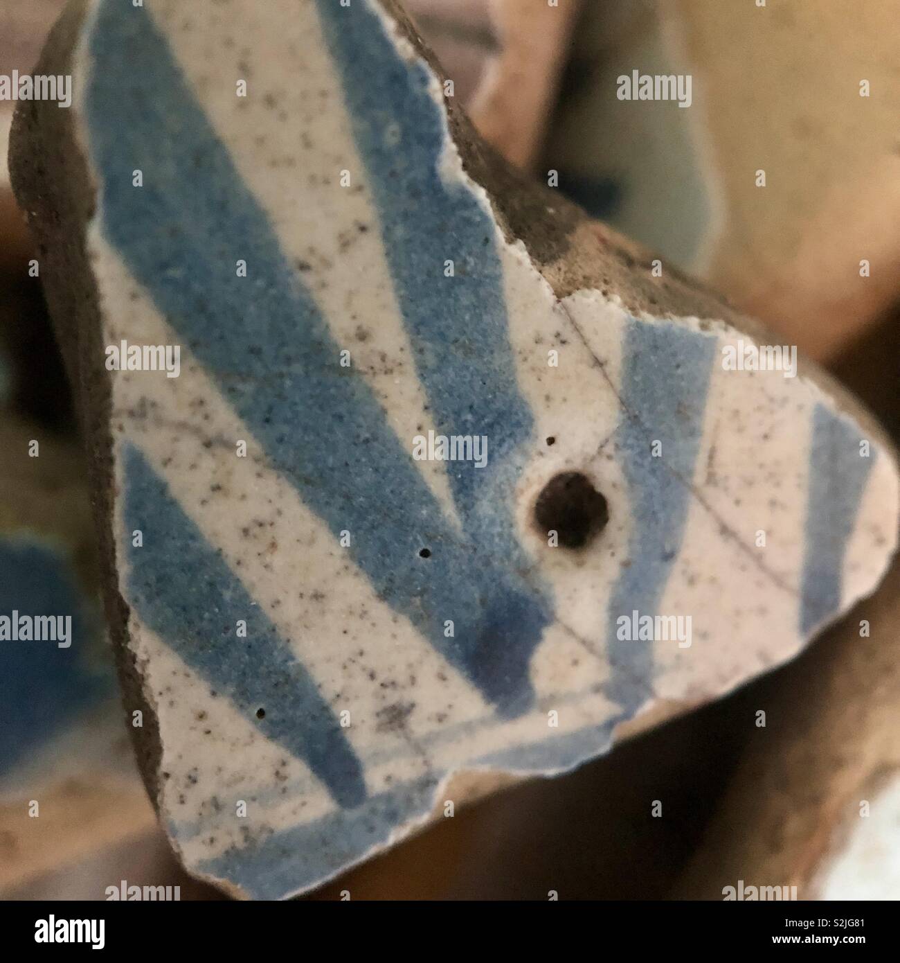 Herzförmige Dose verglaste Delfter shard gefunden, während Mudlarking mit Genehmigung auf der Themse in London - Smartphone-aufgenommenes Stockfoto