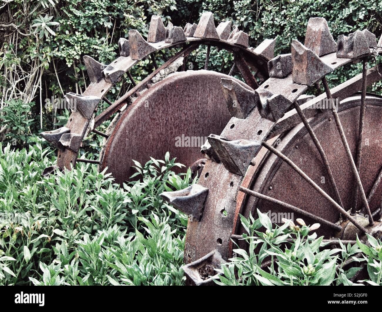 Garten Kunst aus alten Satz Räder Stockfoto