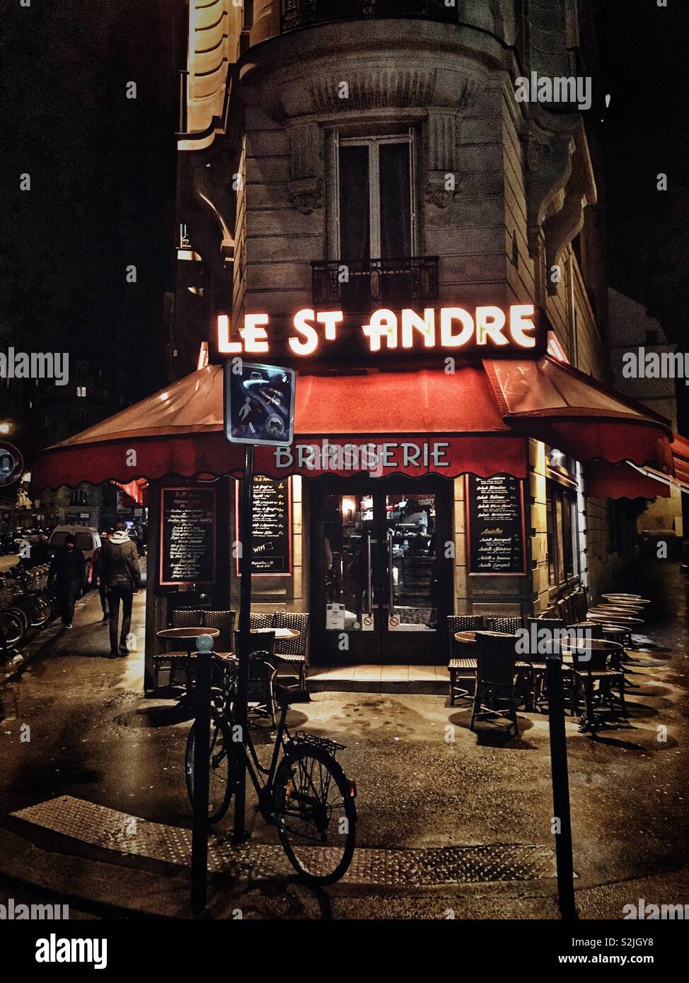 Pariser Brasserie in der Nacht Stockfoto