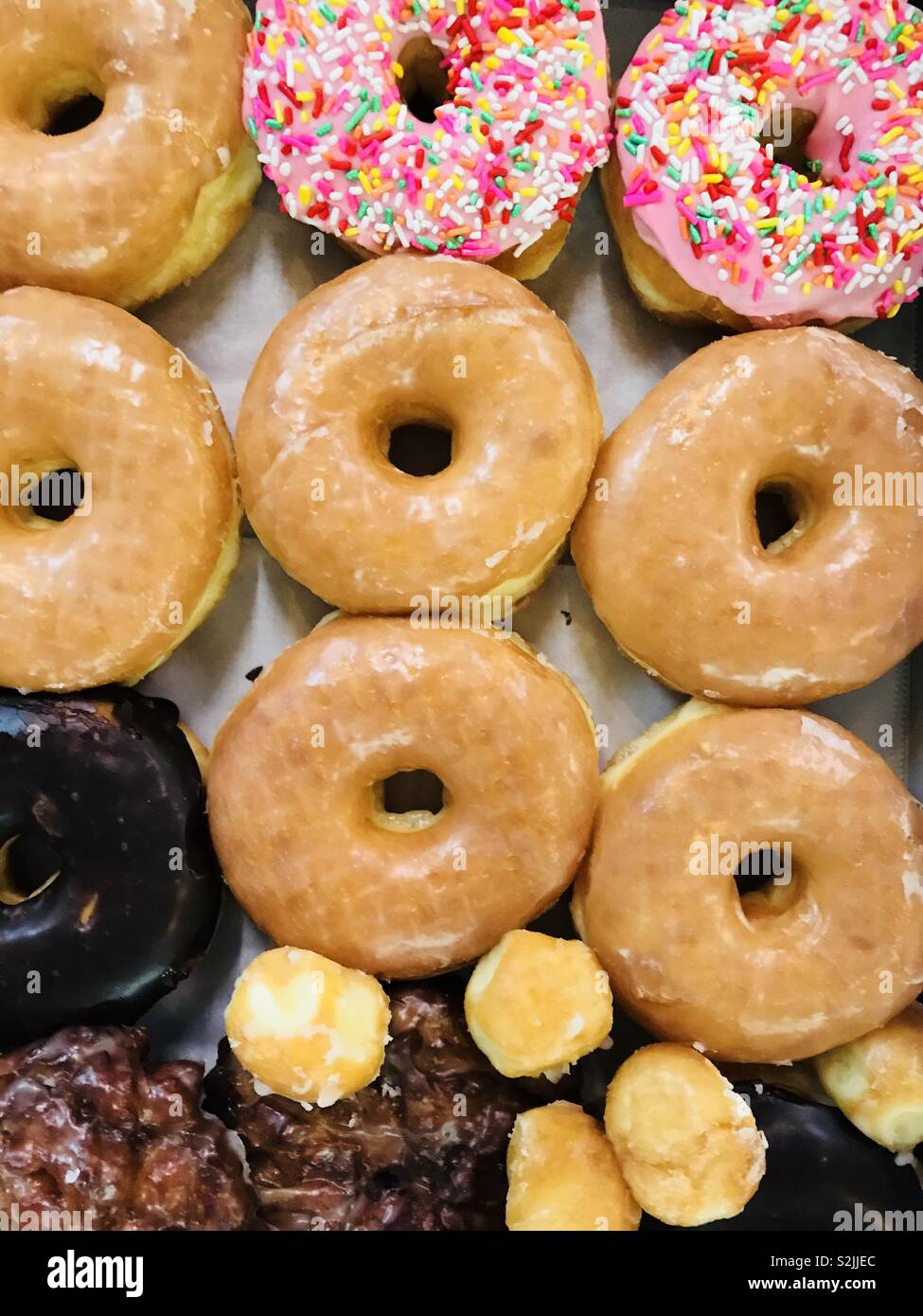 Eine Schachtel bunte Donuts. Stockfoto